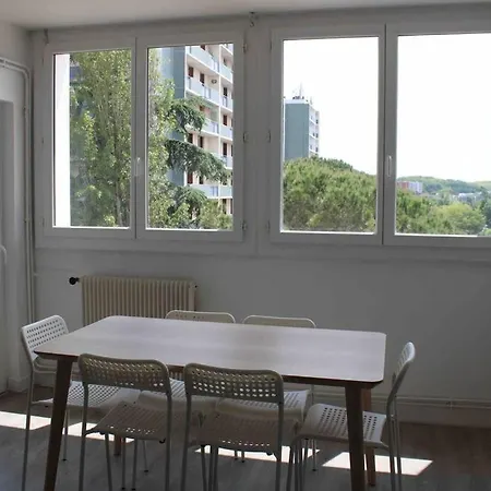 Apartment Au Pied Du Metro. *