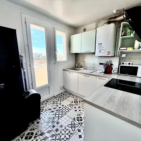 Au Pied Du Metro. Apartment